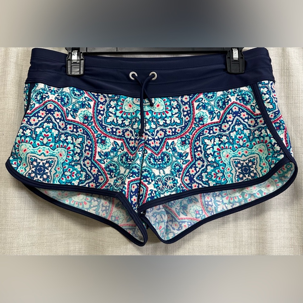 Athleta Navy and Teal Patterned Women's Shorts
Size small